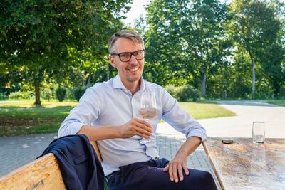 Lars Castellucci lädt zu einem Glas Wein am Bussierhäusel ein (Foto: Nin Solis)