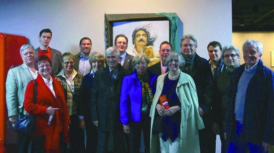 Bild 2: Die Reisegruppe mit Carsten Kollmeier (stehend, zweiter v.l.) und B&uuml;rgermeister Dr. Ralf G&ouml;ck (3. v.l.) im Foyer des Dali Museums Berlin.