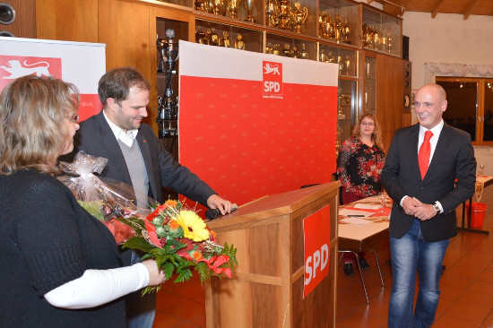 Daniel Born bekommt Blumen